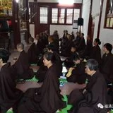Featured image of post 【学佛行仪之敬佛第一】在家居士的佛前衣著（二）：为什么要穿海青？未皈依可以穿海青吗？