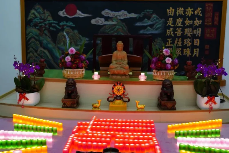 【戒香普熏】 戒乃三乘之津要，万善之窟宅！