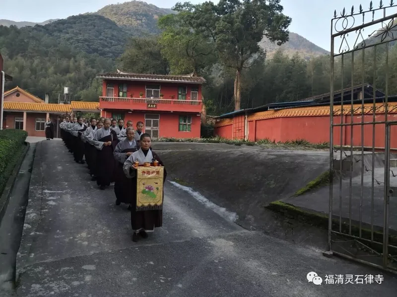【灵石剪影】慎终追远，策勉后学——灵石律寺全体师僧礼塔祭祖