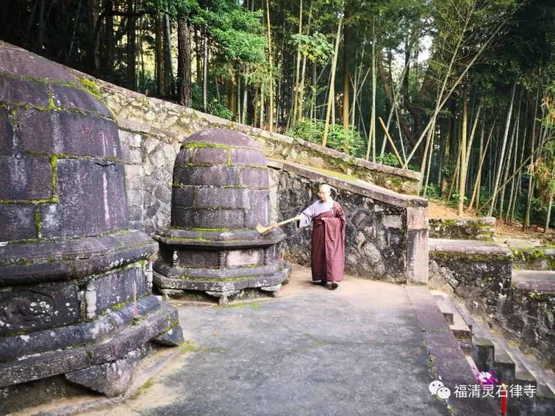 【灵石剪影】慎终追远，策勉后学——灵石律寺全体师僧礼塔祭祖