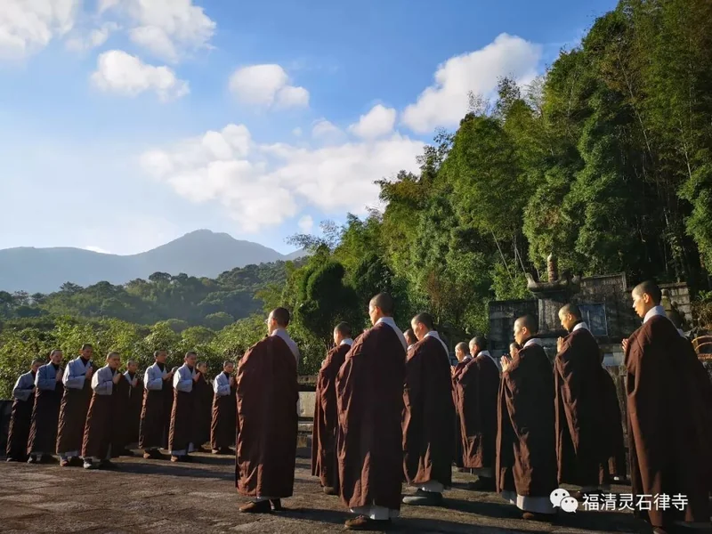 【灵石剪影】慎终追远，策勉后学——灵石律寺全体师僧礼塔祭祖