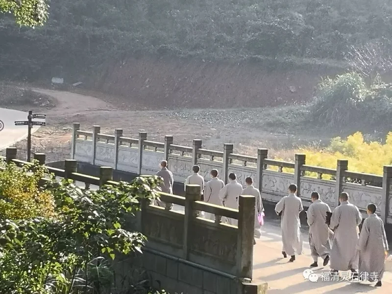 【灵石剪影】慎终追远，策勉后学——灵石律寺全体师僧礼塔祭祖