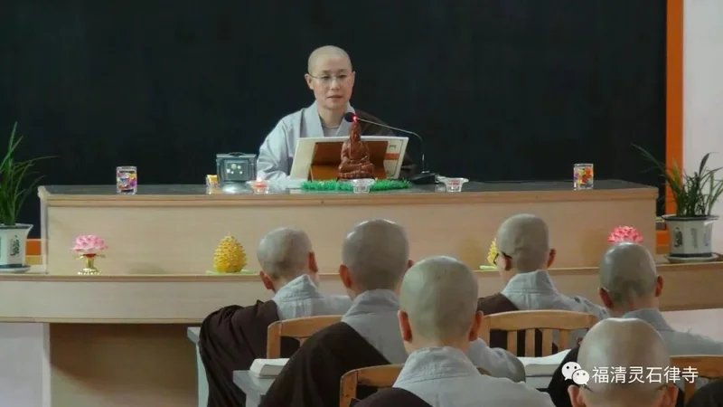 【学佛行仪敬法之十九】听法时，当避免持戴这些物品！