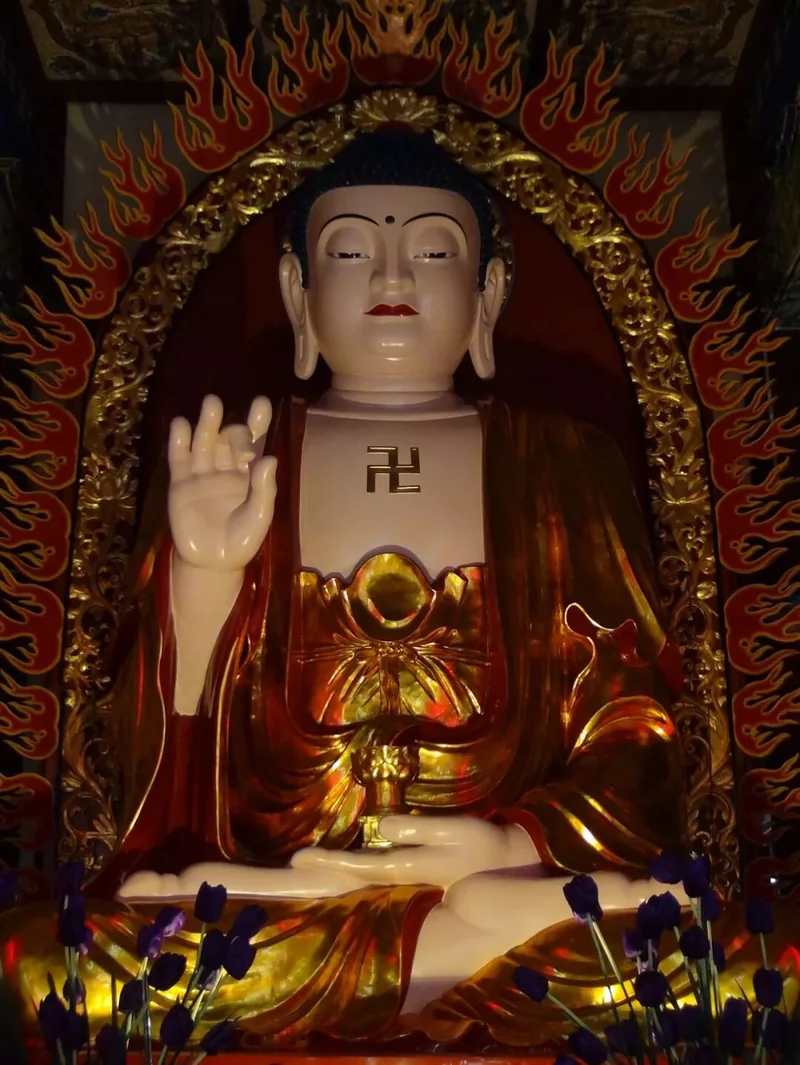 【学佛行仪之入寺院二十五】大雄宝殿一般供奉哪些佛菩萨形象？