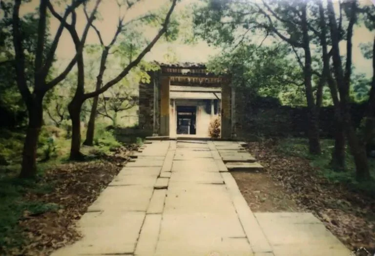 1984年前山门